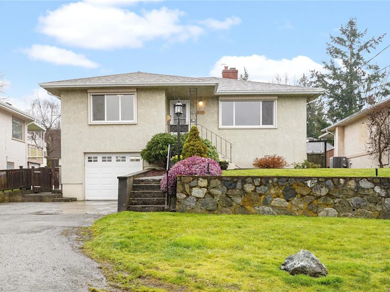 555 Davida Avenue, Saanich BC V9A 2C8