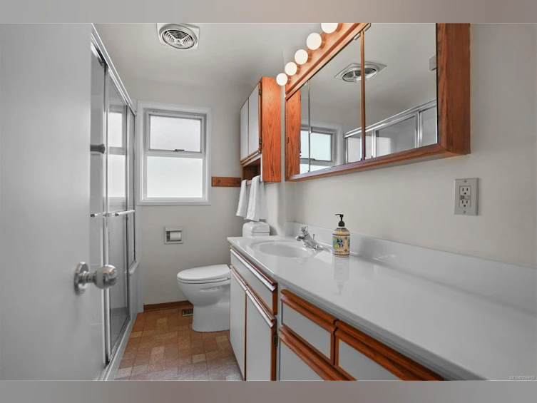 555 Davida Avenue, Saanich, BC, V9Z 2C8 - 10