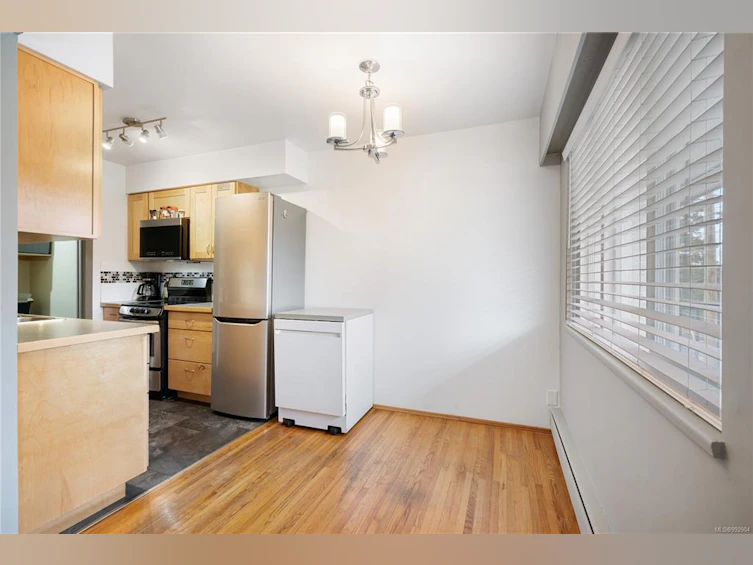 434 W Burnside Road, Saanich, BC, V8Z 1M2 - 8