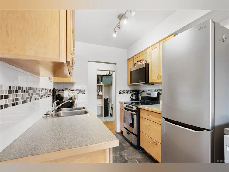 434 W Burnside Road, Saanich, BC, V8Z 1M2 - 11
