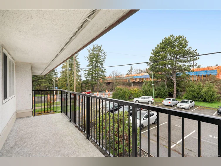 434 W Burnside Road, Saanich, BC, V8Z 1M2 - 12