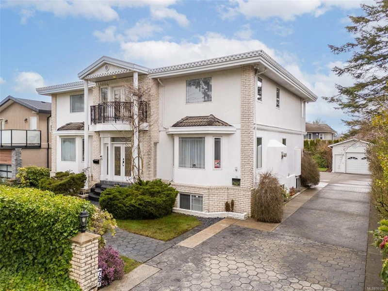 757 Claremont Avenue, Saanich BC V8Y 1J9