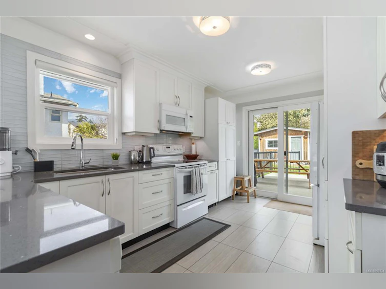 3925 S Raymond Street, Saanich, BC, V8Z 4K7 - 8