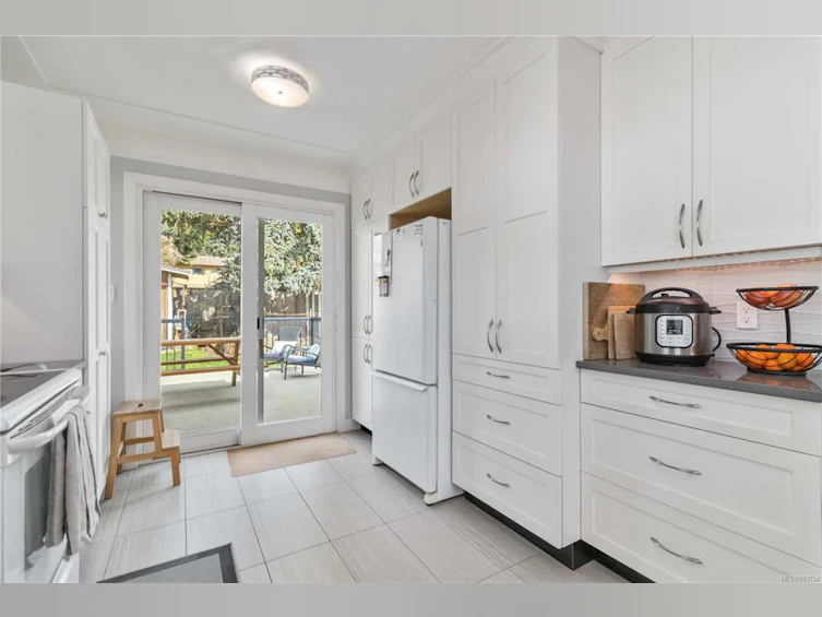 3925 S Raymond Street, Saanich, BC, V8Z 4K7 - 9