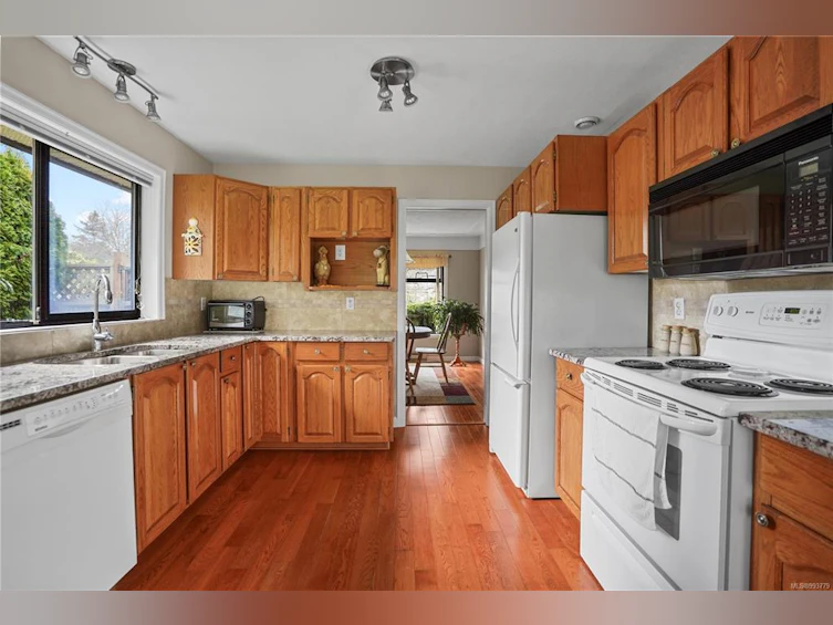 4991 Del Monte Avenue, Saanich, BC, V8Y 3A4 - 7