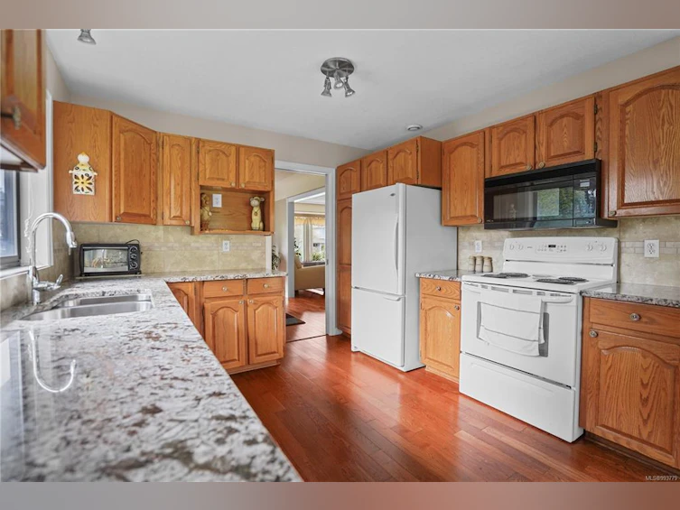 4991 Del Monte Avenue, Saanich, BC, V8Y 3A4 - 8
