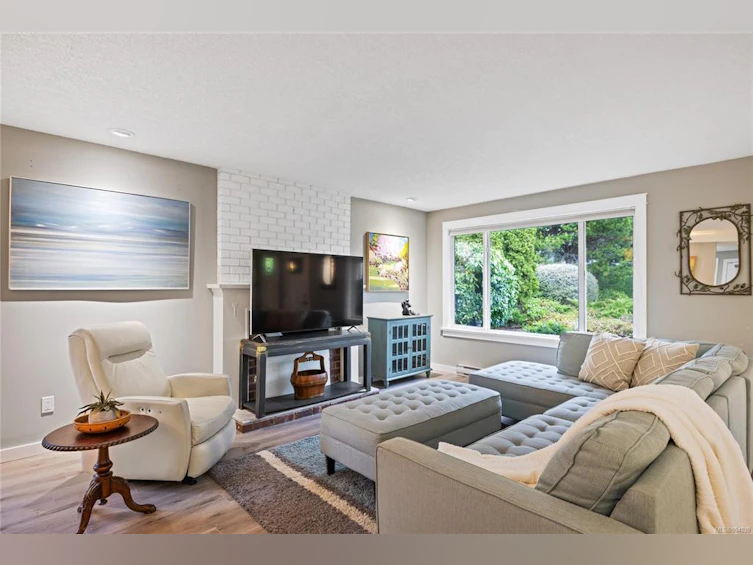 222 W Fourth Avenue, Qualicum Beach, BC, V9K 1S3 - 2