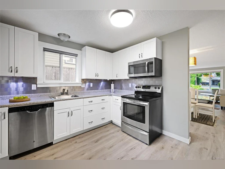 222 W Fourth Avenue, Qualicum Beach, BC, V9K 1S3 - 4