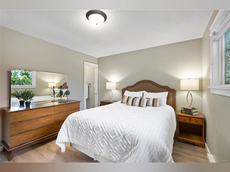 222 W Fourth Avenue, Qualicum Beach, BC, V9K 1S3 - 6