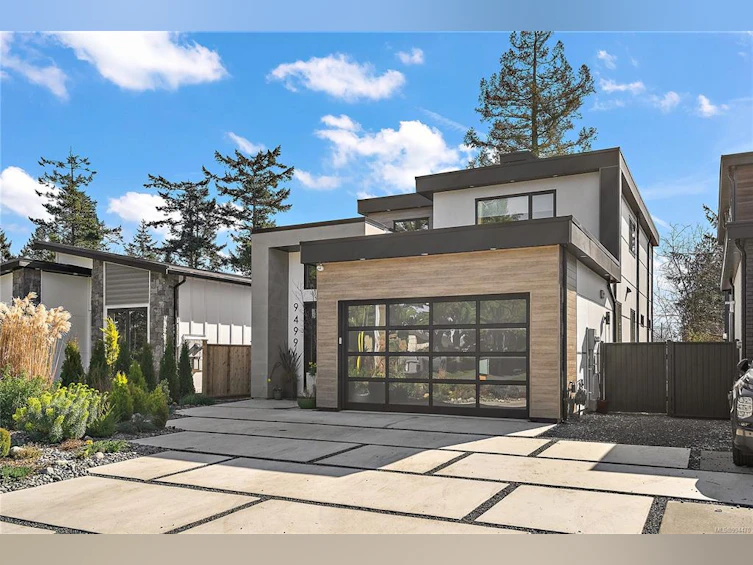 9499 Maryland Drive, Sidney, BC, V8L 2R7