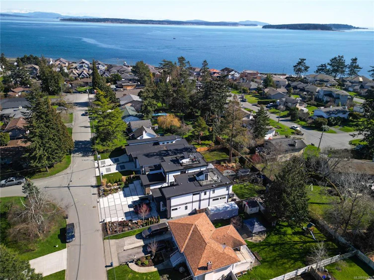 9499 Maryland Drive, Sidney, BC, V8L 2R7 - 2