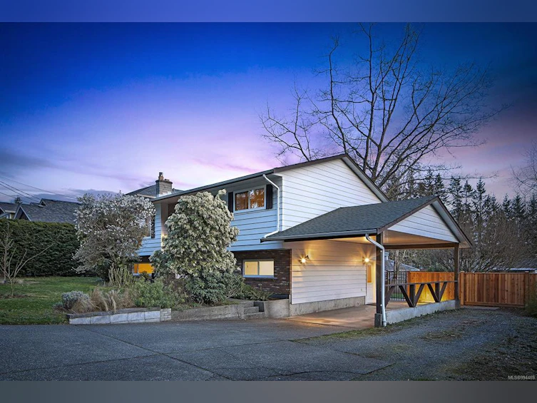 2285 Robb Avenue, Comox, BC, V9M 1J2 - 2