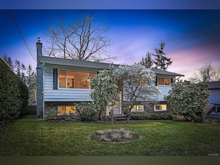 2285 Robb Avenue, Comox, BC, V9M 1J2 - 4