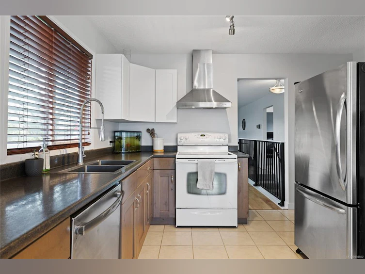 695 Bruce Avenue, Nanaimo, BC, V9R 3Y9 - 2
