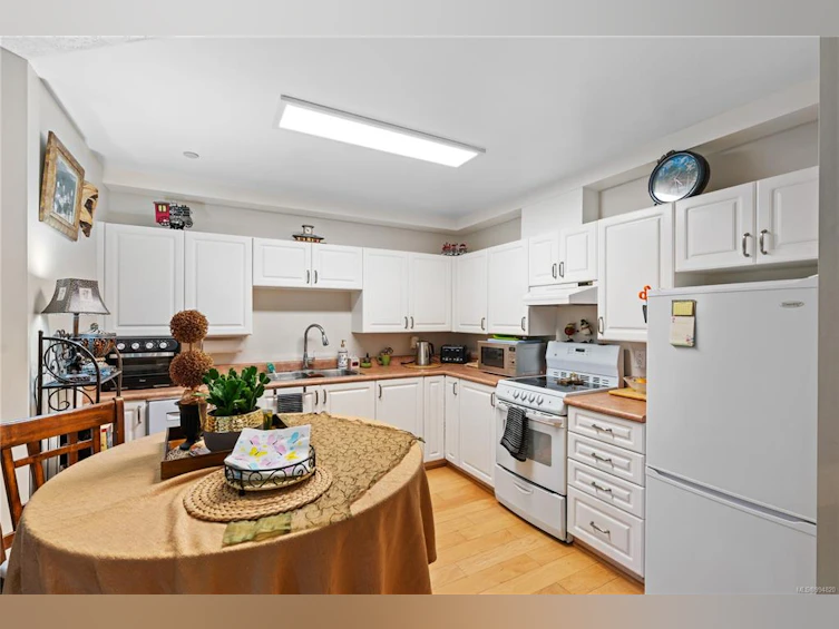 101-1070 Southgate Street, Victoria, BC, V8V 2Z2 - 11