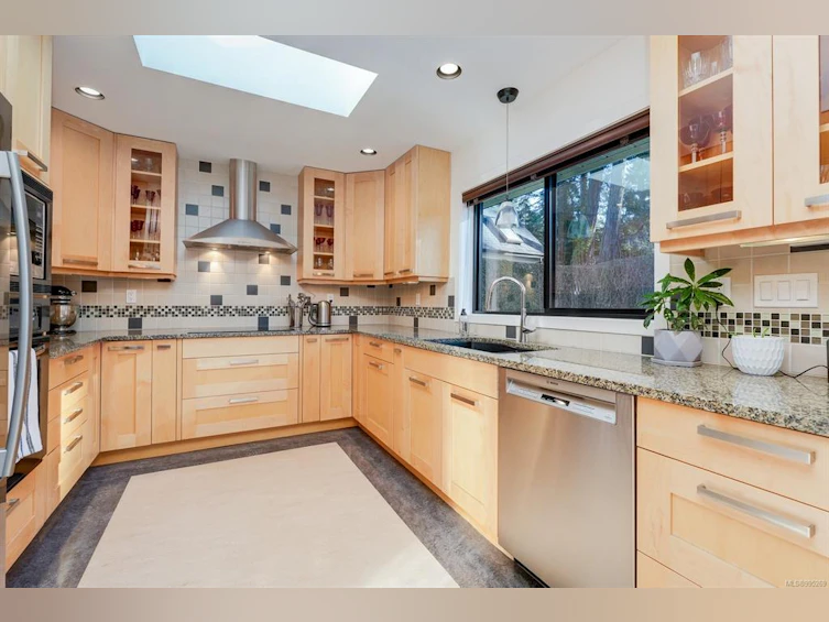 4521 Pheasantwood Terrace, Saanich, BC, V8X 4Z4 - 5