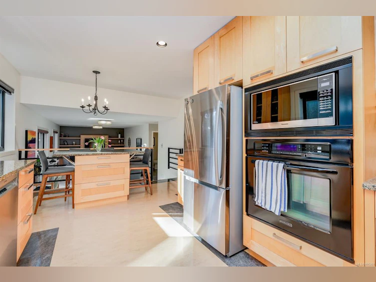 4521 Pheasantwood Terrace, Saanich, BC, V8X 4Z4 - 6