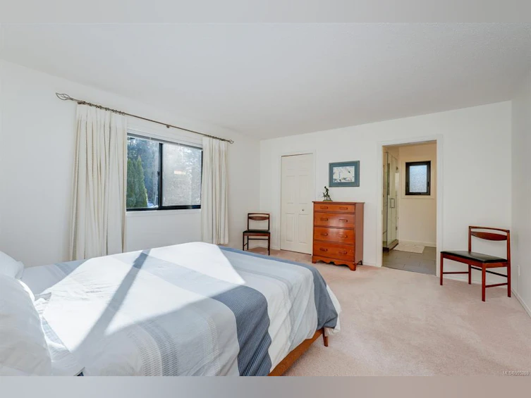 4521 Pheasantwood Terrace, Saanich, BC, V8X 4Z4 - 11