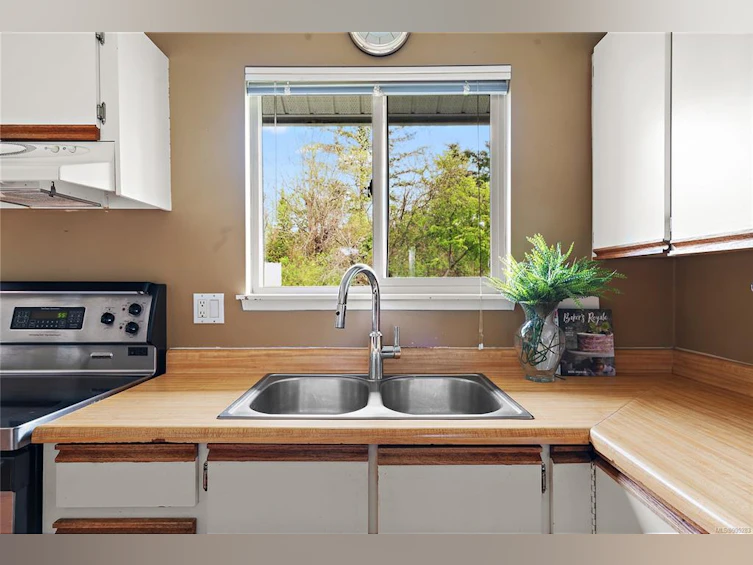 9615 Barnes Place, Sidney, BC, V8L 4X7 - 11