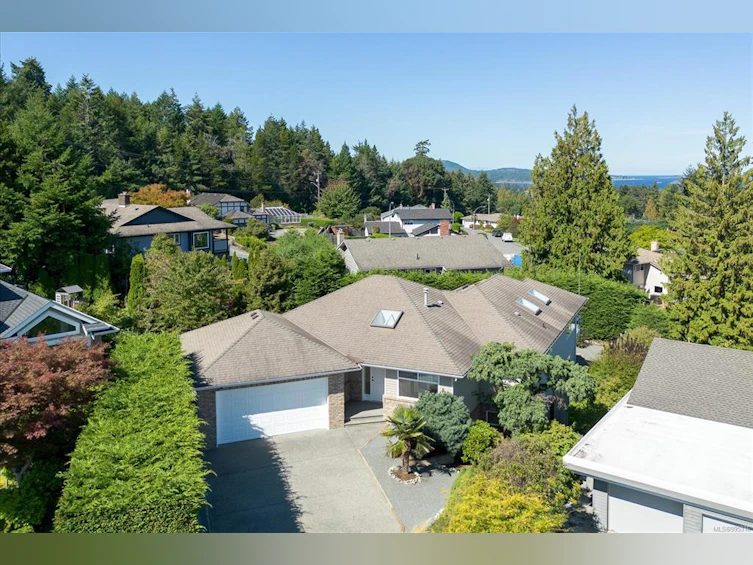 6608 Golden Eagle Way, Nanaimo, BC, V9V 1P8 - 2