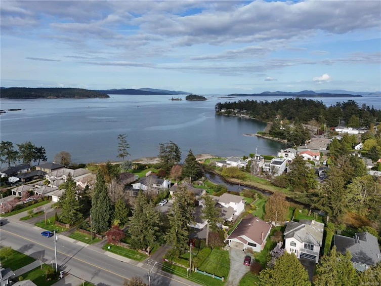 10237 Resthaven Drive, Sidney, BC, V8L 3H2 - 29