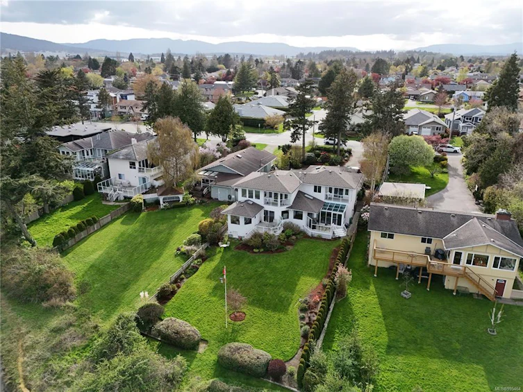 10237 Resthaven Drive, Sidney, BC, V8L 3H2 - 32