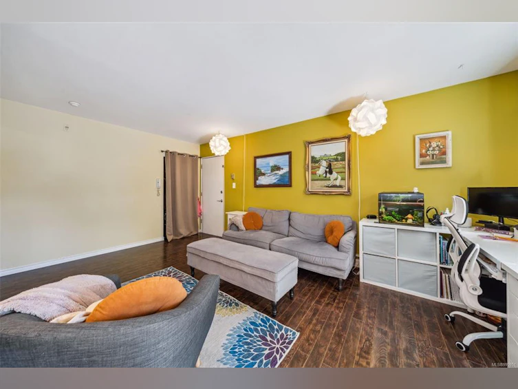 356 W Burnside Road, Saanich, BC, V8Z 1M1 - 2