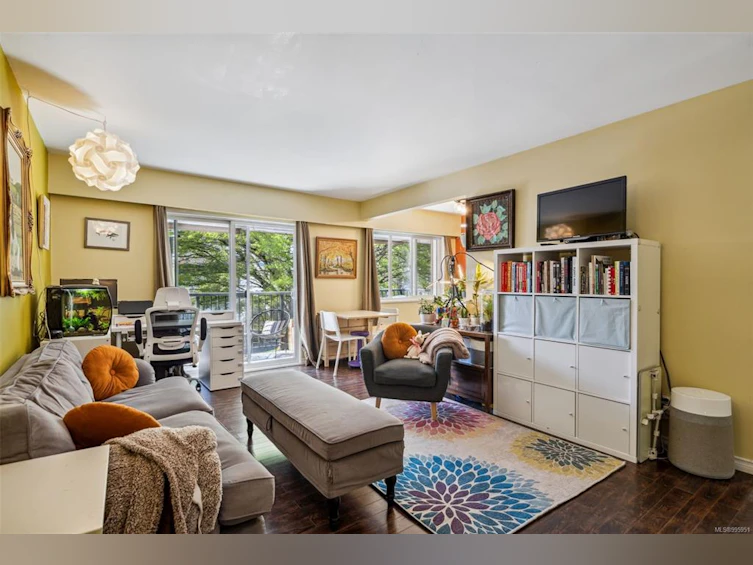 356 W Burnside Road, Saanich, BC, V8Z 1M1 - 4