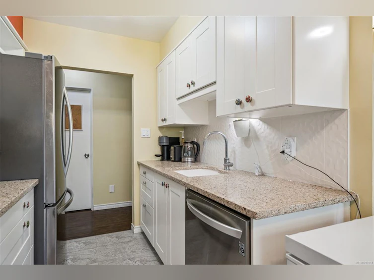 356 W Burnside Road, Saanich, BC, V8Z 1M1 - 10