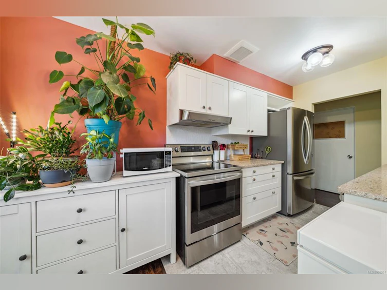 356 W Burnside Road, Saanich, BC, V8Z 1M1 - 11