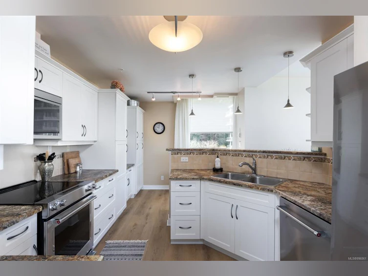 604-5350 Sayward Hill Crescent, Saanich, BC, V8Y 3H9 - 10