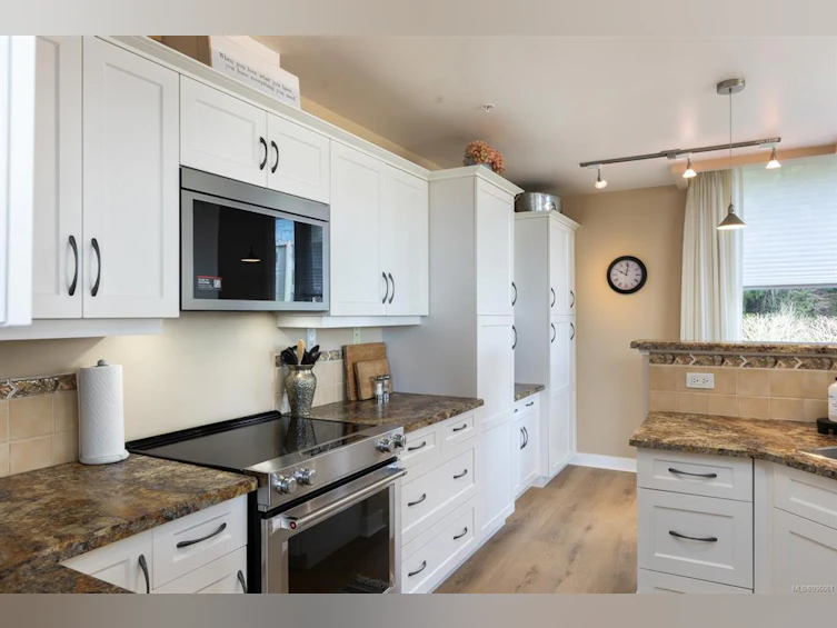 604-5350 Sayward Hill Crescent, Saanich, BC, V8Y 3H9 - 11