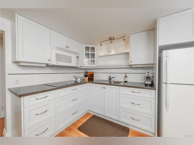 2944 Tudor Avenue, Saanich, BC, V8N 1M1 - 31