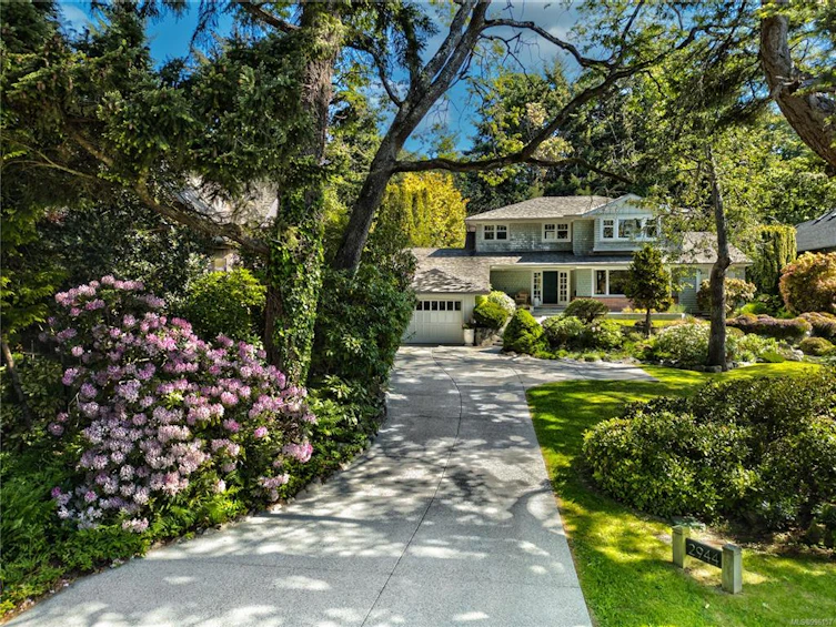 2944 Tudor Avenue, Saanich, BC, V8N 1M1