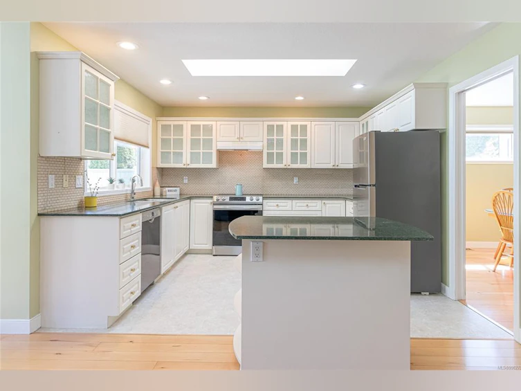 428 W First Avenue, Qualicum Beach, BC, V9K 1J8 - 5