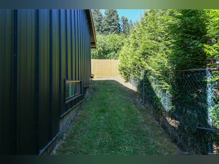 5693 S Island Highway, Union Bay, BC, V0R 3B0 - 44