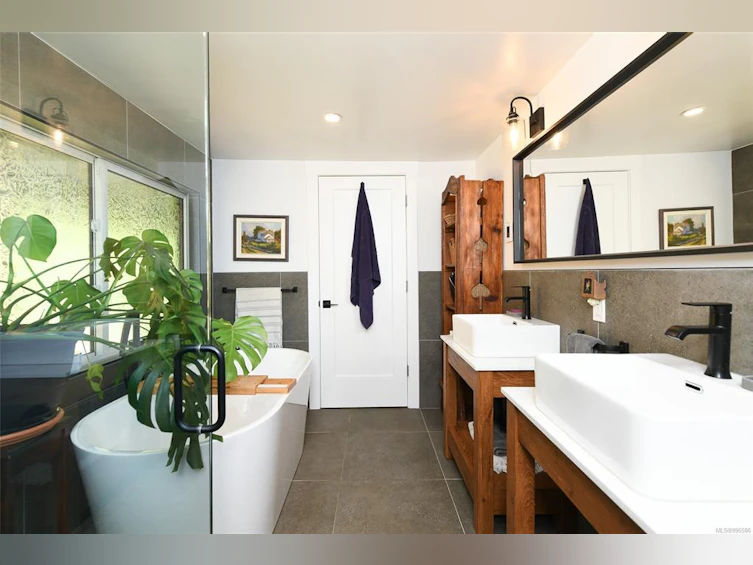5693 S Island Highway, Union Bay, BC, V0R 3B0 - 25