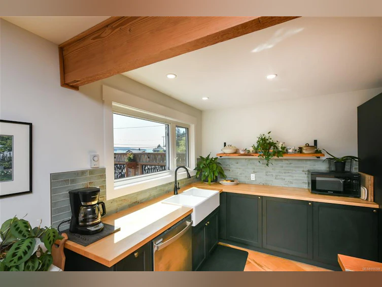 5693 S Island Highway, Union Bay, BC, V0R 3B0 - 3