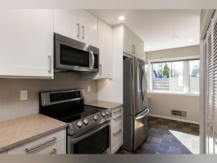 2-9901 Third Street, Sidney, BC, V8L 3B1 - 9