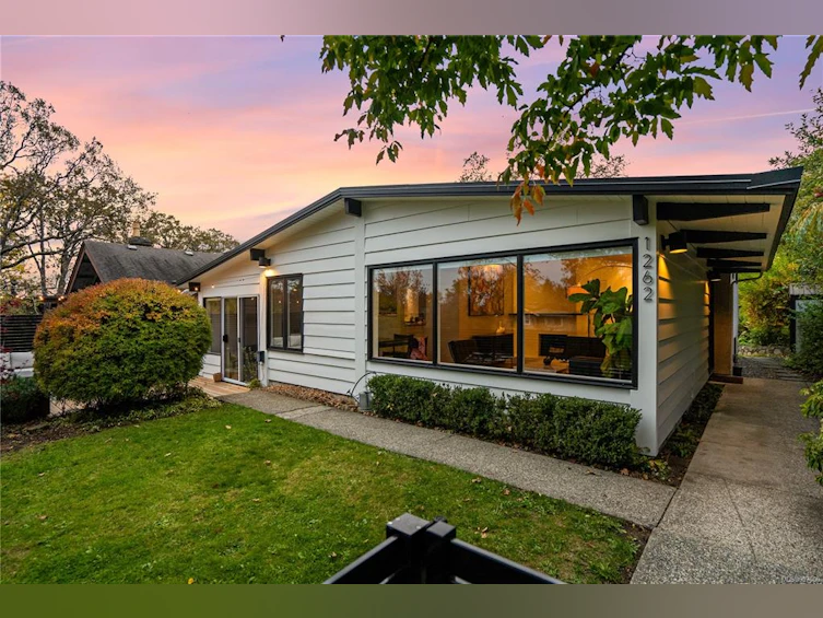 1262 Roslyn Road, Oak Bay, BC, V8S 4R6