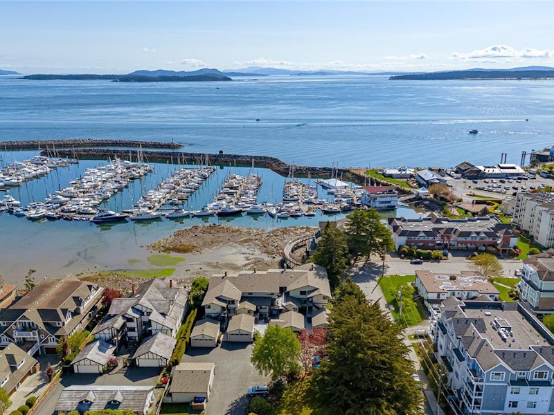 7 - 9901 Third Street, Sidney BC V8L 3B1