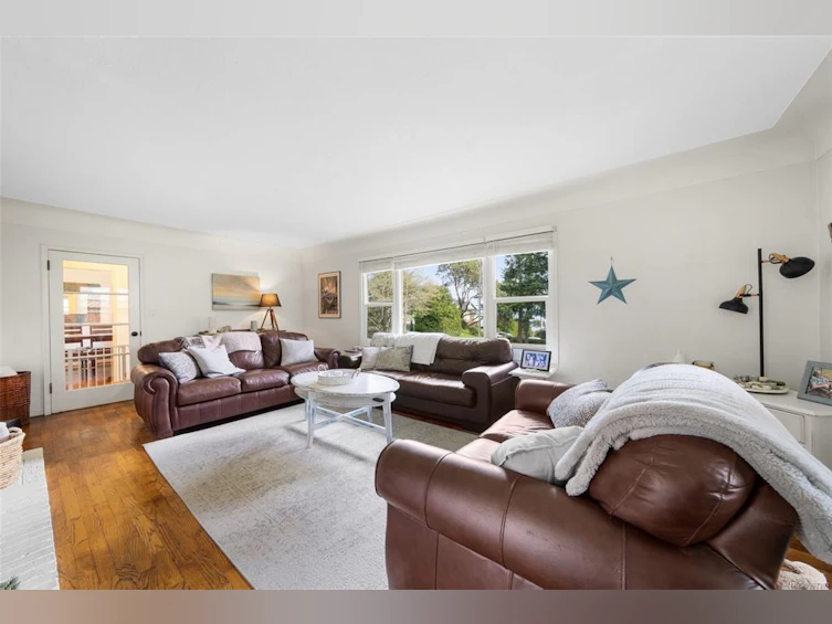 5064 Wesley Road, Saanich, BC, V8Y 1Z4 - 5