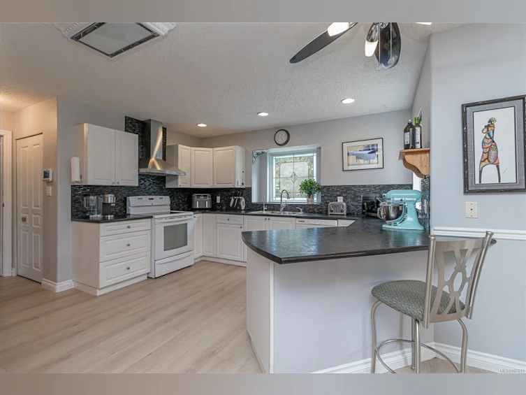 1335 Meadowood Way, Qualicum Beach, BC, V9K 2S4 - 5