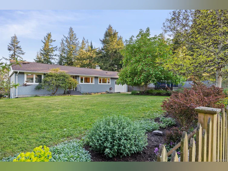 1589 Cedar Avenue, Comox, BC, V9M 2V6