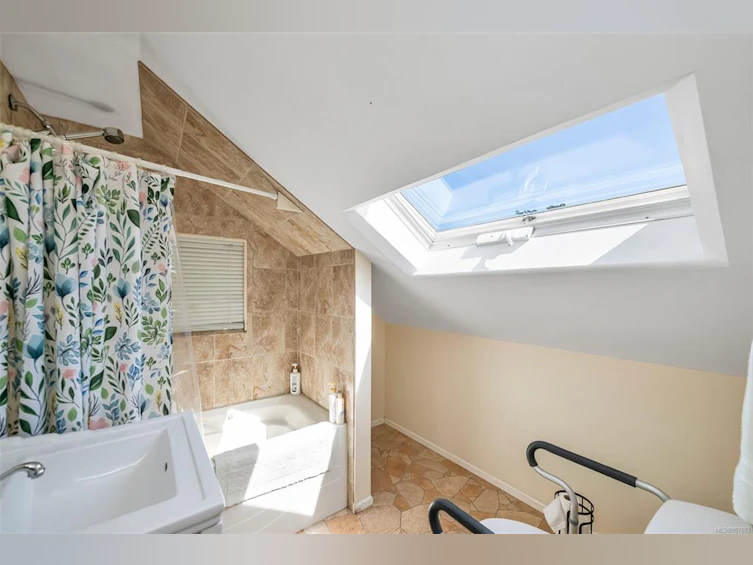 2651 Cedar Hill Road, Victoria, BC, V8T 3H1 - 18