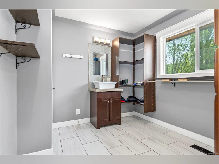 2307 Campbell River Road, Campbell River, BC, V9W 4N9 - 11