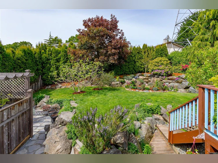 812 Kimberly Place, Saanich, BC, V8X 4R2 - 35