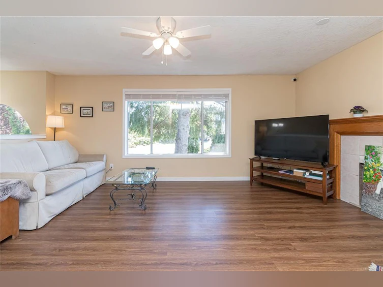 812 Kimberly Place, Saanich, BC, V8X 4R2 - 10