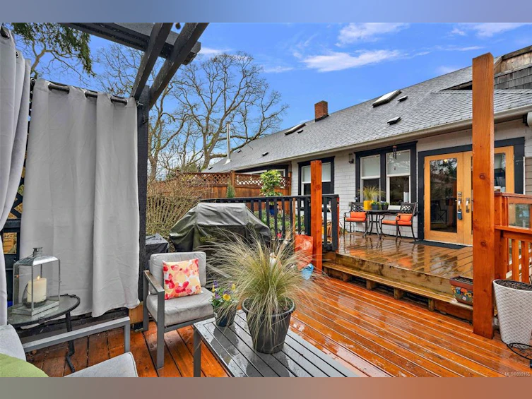 2527 Scott Street, Victoria, BC, V8R 4H8