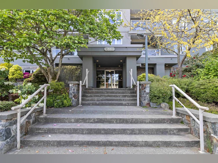 402-2880 Quadra Street, Victoria, BC, V8T 4E7 - 2